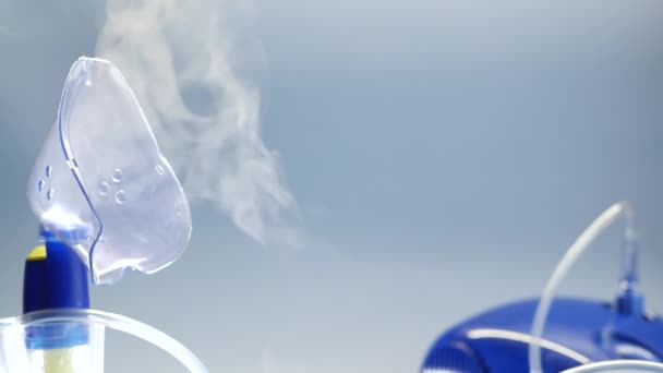 Кислородная маска туманности, медицинское оборудование для лечения пневмонии, ковидов, сарс и бронхита. Ингалятор туманности, респираторное и легочное восстановление. Лечение гриппа, кашля и бронхиальной астмы — стоковое видео