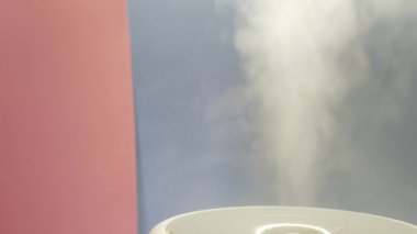 Ultrasonik nemlendiricinin beyaz buharı. Havayı nemlendirmek için yayıcıdan çıkan buhar meyvesi. Evde rutubet için bitmek bilmeyen duman videosu çekin. Nemlendirici ve havayı arındırıcı. Astım spreyinden dağılmış sis