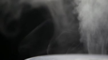 Ultrasonik nemlendiricinin beyaz buharı. Havayı nemlendirmek için yayıcıdan çıkan buhar meyvesi. Evde rutubet için bitmek bilmeyen duman videosu çekin. Nemlendirici ve havayı arındırıcı. Astım spreyinden dağılmış sis