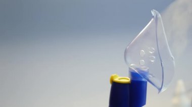 Nebulizer oksijen maskesi, zatürree, kovid, sarar ve bronşit tedavisi için tıbbi ekipman. Nebuliser astım spreyi, solunum ve akciğer hastalığı tedavisi. Grip, öksürük ve bronşiyal astım tedavisi.