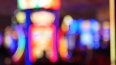 Las Vegas Bulvarı, ABD 'de kumarhanede çözülmüş kumar makineleri parlıyor. Fremont caddesi yakınlarındaki bir otelde kumarda büyük ikramiye oynamış. Riskli para oynamak ve bahis oynamak için aydınlatılmış neon meyve makinesi