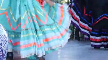 Renkli geleneksel elbiseli Latin kadınlar dans ediyorlar Jarabe Tapatio, Meksika halk şapkası dansı. Çok renkli etnik etek giymiş İspanyol kadın balesinin sokak performansı. Kostümlü kızlar