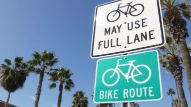 Kaliforniya, ABD 'de bisiklet yolu yeşil yol tabelası. Bisiklet yolu tek direkli. Oceanside Pasifik Turizm Merkezi 'nde bisiklet yolu. Bisiklet levhası ve avuç içi. Sağlıklı yaşam tarzı, eğlence ve güvenlik bisiklet sembolü