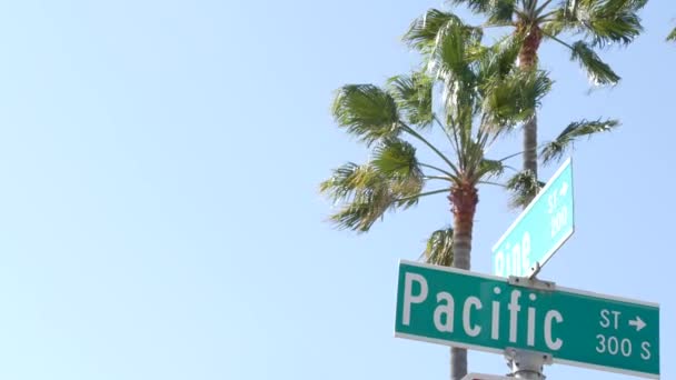 Pacific street road sign on crossroad, route 101 tourist destination, California, USA. Nápis na křižovatce, symbol letního cestování a dovolené.Nápis ve městě poblíž Los Angeles — Stock video