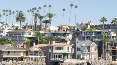 Lüks mülk, Pasifik Okyanusu kıyısındaki sahil arazisi, Newport sahil limanı, Kaliforniya, ABD. Los Angeles yakınlarında hafta sonu deniz kenarındaki kiralık evler. Tatil zengini varoş rıhtım evleri.