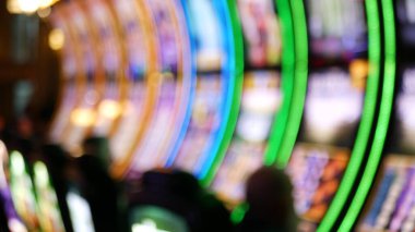 Las Vegas Bulvarı, ABD 'de kumarhanede çözülmüş kumar makineleri parlıyor. Fremont caddesi yakınlarındaki bir otelde kumarda büyük ikramiye oynamış. Riskli para oynamak ve bahis oynamak için aydınlatılmış neon meyve makinesi.