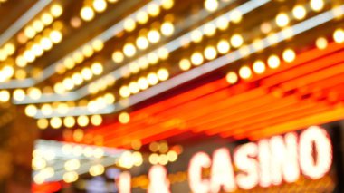 Geceleri parlayan odandan çıkmış eski elektrikli lambalar. Bulanık eski kumarhane dekorasyonunun soyut yakın çekimi, Las Vegas USA. Freemont caddesinde parıldayan eski tip ampuller..