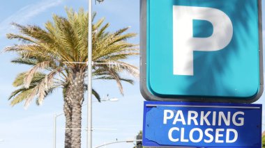 ABD 'nin kalabalık kentsel bölgelerindeki trafik sorunları ve ulaşım sorunlarının sembolü olarak park yeri imzası. San Diego, California 'da halka açık park yeri. Şehirdeki arabalar için sınırlı alan.