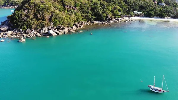 Boot Der Nähe Der Tropischen Küste Erstaunliche Drohnen Ansicht Moderner — Stockfoto