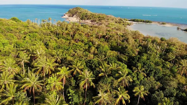 海に浮かぶ小さな島とサンゴ礁 熱帯の自然の中で晴れた日に穏やかな海で緑の無人島と素晴らしいサンゴ礁のドローンビュー タイのサムイ島 — ストック写真