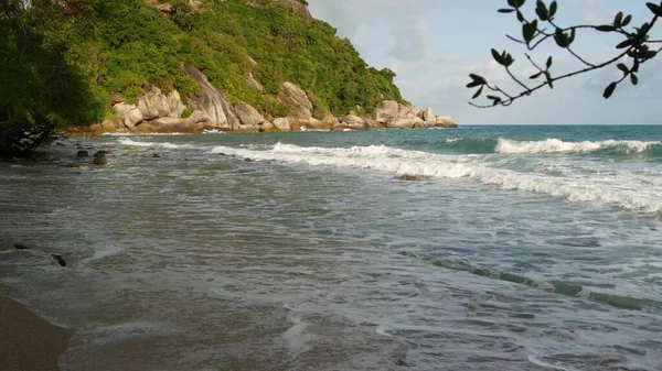 Acantilado Verde Cerca Del Hermoso Mar Majestuoso Mar Azul Ondulando — Foto de Stock