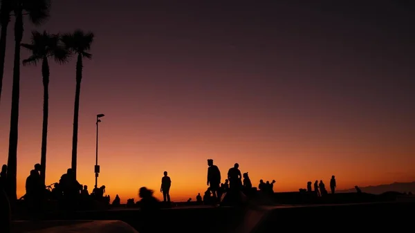 Silhouette Eines Jungen Springenden Skateboarders Auf Einem Longboard Hintergrund Sommersonnenuntergang — Stockfoto