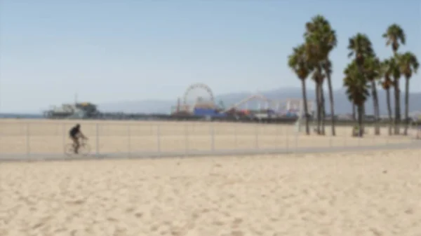 California Spiaggia Estetica Persone Vanno Bicicletta Una Pista Ciclabile Sfondo — Foto Stock