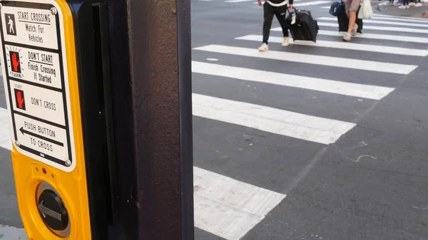 Botón Semáforo Paso Peatonal Gente Tiene Que Presionar Esperar Normas — Foto de Stock