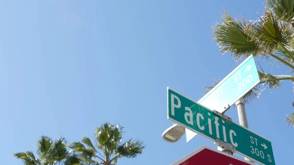 横断道路上の太平洋道路標識 ルート101観光地 カリフォルニア州 交差点標識に手紙 夏の旅行や休暇の象徴 ロサンゼルスの近くの都市の看板 — ストック写真