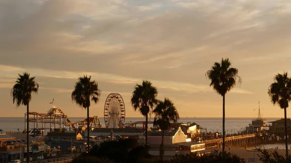 サンタモニカ パシフィック ビーチリゾートの桟橋にあるクラシック 観覧車 遊園地 夏のカリフォルニアの美学 象徴的な景色 ロサンゼルス Usaのシンボル 夕日黄金の空とアトラクション — ストック写真
