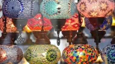 Camdan parlayan Türk lambaları rengarenk. Arapça çok renkli otantik retro tarzı ışıklar. Birçok aydınlanmış Fas fenerleri. Doğu İslami Orta Doğu Dekoru. Parlak halk mağazası