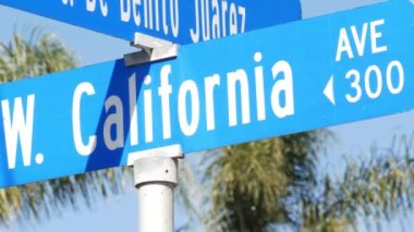 Kaliforniya sokak tabelası kavşakta. Kesişme noktasındaki harf, yaz seyahatlerinin ve tatillerin sembolü. ABD turizm merkezi. Los Angeles yakınlarında 101. güzergah.