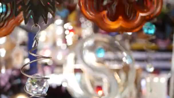 Bunte geometrische metallische Windspinner, Garten hypnotische surreale Dekoration, Kalifornien USA. 3D kinetische rotierende irisierende magnetische mehrfarbige Luftspirale. Schillernde optische Täuschung — Stockvideo