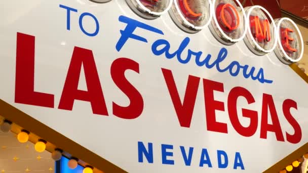 Amerika 'nın kumarhane turizm merkezindeki Las Vegas retro-neon tabelasına hoş geldiniz. Iconic vintage parlayan bayrak, kumarhanenin sembolü şans oyunları, para oyunları ve risk bahisleri. Aydınlatılmış tabela — Stok video