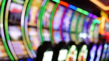 Las Vegas Bulvarı, ABD 'de kumarhanede çözülmüş kumar makineleri parlıyor. Fremont caddesi yakınlarındaki bir otelde kumarda büyük ikramiye oynamış. Riskli para oynamak ve bahis oynamak için aydınlatılmış neon meyve makinesi.