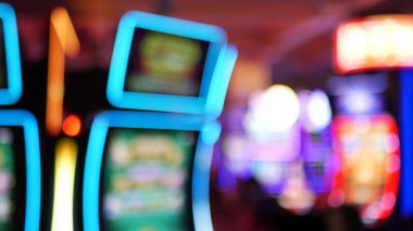 Las Vegas Bulvarı, ABD 'de kumarhanede çözülmüş kumar makineleri parlıyor. Fremont caddesi yakınlarındaki bir otelde kumarda büyük ikramiye oynamış. Riskli para oynamak ve bahis oynamak için aydınlatılmış neon meyve makinesi.