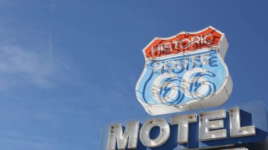 Tarihi güzergah 66 'daki motelin retro tabelası Amerika' nın klasik yol gezisi sembolü. Arizona çölünde ikonik pano. Eski moda neon tabela. Klasik turist simgesi..