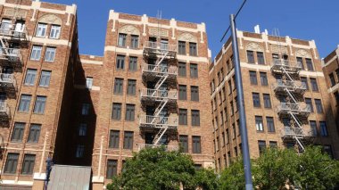 Yangın merdiveni San Diego City, ABD 'deki tuğla bina dışında. Güvenli bir tahliye için tipik New York tarzı acil çıkış. Gayrimenkullerin sembolü olarak klasik retro ev dış görünümü.