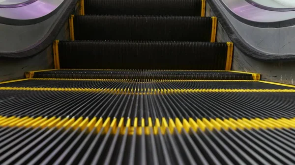 Vista Bucle Ángulo Bajo Escaleras Mecánicas Modernas Mecanismo Ascensor Automatizado —  Fotos de Stock