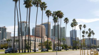 SAN DIEGO, CALIFORNIA USA - 30 HAZİRAN 2020: Şehir merkezindeki şehir merkezi. Gaslamp Quarter 'ın şehir silueti. Büyük şehir manzarası, Pasifik limanı, palmiye ağaçları. Arabalar yolda gidiyor..