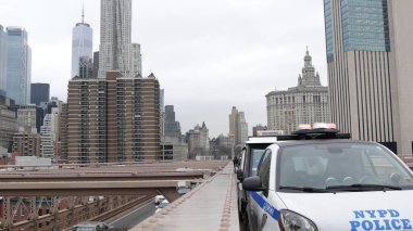 NEW YORK CITY, ABD - 12 MAR 2020: Brooklyn Köprüsü 'nde acil durum sirenleri, 991 polis devriye arabası. NYPD arabası, Manhattan 'da suç önleme ve güvenlik sembolü. Metropolis Güvenlik ve Koruma.