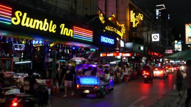 BANGKOK, THAILAND, 13 HAZİRAN 2019 Nana Plaza Caddesi 'nde parlayan neon ışıkları. Erotik Red Light semtinde gece hayatı. Aydınlatılmış bar ve yetişkin go-go-show kulübü. Gece hayatı turist eğlencesi