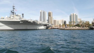 SAN DIEGO, CALIFORNIA USA - 30 HAZİRAN 2020: USS Midway askeri uçak gemisi, tarihi savaş gemisi. Donanma savaş gemisi. Denizcilik savaş gemisi, Donanma filosu efsanesi Koşulsuz Teslimiyet Heykeli yakınlarında..