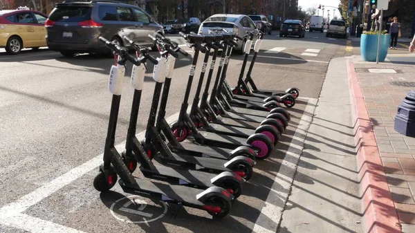 San Diego California Ene 2020 Fila Paseo Compartiendo Scooters Eléctricos —  Fotos de Stock