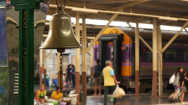 バンコク 2019年7月11日国営鉄道輸送インフラストラクチャのホアヒンLamphong主要鉄道駅 Srt 歴史的なレトロな黄金の鐘がぶら下がっている 真鍮のヴィンテージ昔ながらの伝統的な信号 — ストック写真