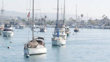 Newport sahil limanı, hafta sonu yat ve yelkenli limanı, Pasifik Sahili, Kaliforniya, ABD. Orange County 'deki liman kenar mahallelerinde. Sahil kıyısında pahalı bir tatil yeri..