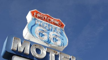 Tarihi güzergah 66 'daki motelin retro tabelası Amerika' nın klasik yol gezisi sembolü. Arizona çölünde ikonik pano. Eski moda neon tabela. Klasik turist simgesi..