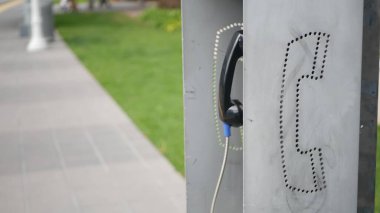 Kaliforniya 'da acil durum çağrısı için paralı telefon santrali. Analog ankesörlü telefon kulübesi. Bağlantı ve telekomünikasyon hizmetleri için modası geçmiş teknoloji. Cep telefonunu kutuya yerleştir.