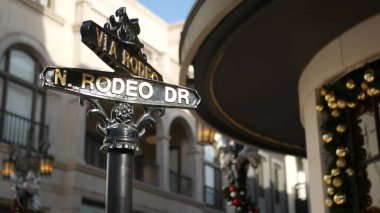 Dünyaca ünlü Rodeo Drive sembolü, Crosstreet tabelası, Beverly Hills kavşağı. Turistik Los Angeles, Kaliforniya, ABD. Zengin zengin yaşam tüketiciliği, lüks markalar ve yüksek sınıf mağazalar konsepti