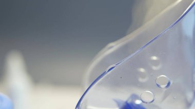 Nebulizer oksijen maskesi, zatürree, kovid, sarar ve bronşit tedavisi için tıbbi ekipman. Astım spreyi, solunum yoluyla akciğer hastalığı tedavisi. Grip, öksürük ve bronşiyal astım tedavisi..