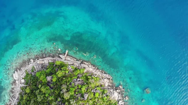 Calma Colorido Mar Azul Turquesa Cerca Pequeña Isla Volcánica Tropical — Foto de Stock