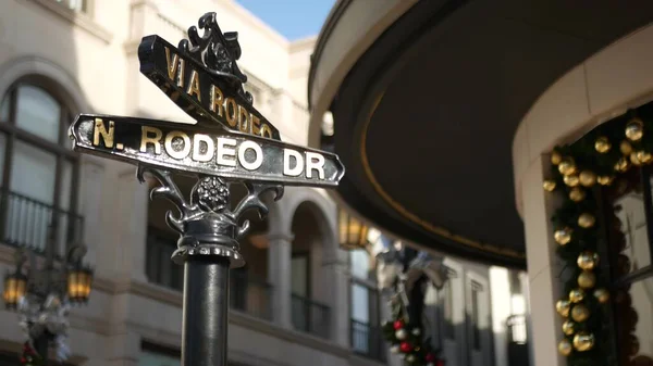 Maailmankuulu Rodeo Drive Symboli Cross Street Sign Risteys Beverly Hillsissä — kuvapankkivalokuva
