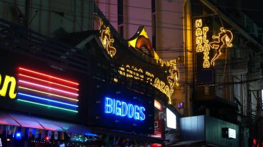 BANGKOK, THAILAND, 13 HAZİRAN 2019 Nana Plaza Caddesi 'nde parlayan neon ışıkları. Erotik Red Light semtinde gece hayatı. Aydınlatılmış bar ve yetişkin go-go-show kulübü. Gece hayatı turist eğlencesi