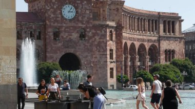 YEREVAN, ARMENIA, CAUCASUS - 28 AĞUSTOS 2019: Merkezi Cumhuriyet Meydanı, Kafkasya Ermeni başkenti, Sovyet mimari mirası, güneşli bir günde şehir merkezinde klasik sokak yaşamı. Kentron mimarisi.
