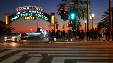 Santa Monica, LOS ANGELES CA USA - 19 Aralık 2019: yaz dönemi ikonik klasik sembolü. İskeledeki klasik aydınlatılmış retro işareti. Kaliforniya yazları estetik. Eski moda tabelalarda parlayan harfler.