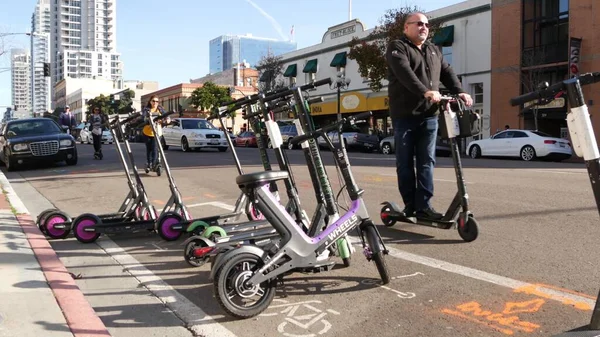 San Diego California Ene 2020 Fila Paseo Compartiendo Scooters Eléctricos — Foto de Stock