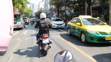 BANGKOK, THAILAND - 18 ARALIK, 2018: kalabalık bir Asya şehrinde trafik sıkışıklığından hızlı geçiş. Bir moto taksi yolcu perspektifinden bak. toplu taşıma.