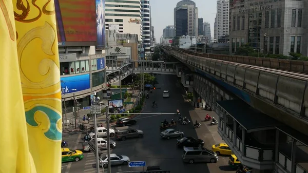 Bangkok Thailand Aralik 2018 Modern Trenler Modern Caddelerde Arabalarıyla Demiryolu — Stok fotoğraf