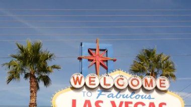 Amerika 'nın kumarhane turizm merkezindeki Las Vegas retro-neon tabelasına hoş geldiniz. Kumarhanenin sembolü olarak klasik pankart, şans oyunları, para oyunları ve risk bahisleri. Tabeladaki harfler