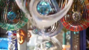 Renkli geometrik metal rüzgar döndürücü, bahçe hipnotik sürreal dekorasyonu, California USA. 3D kinetik dönen yanardöner manyetik çok renkli hava sarmalı. Büyüleyici göz yanılsaması.